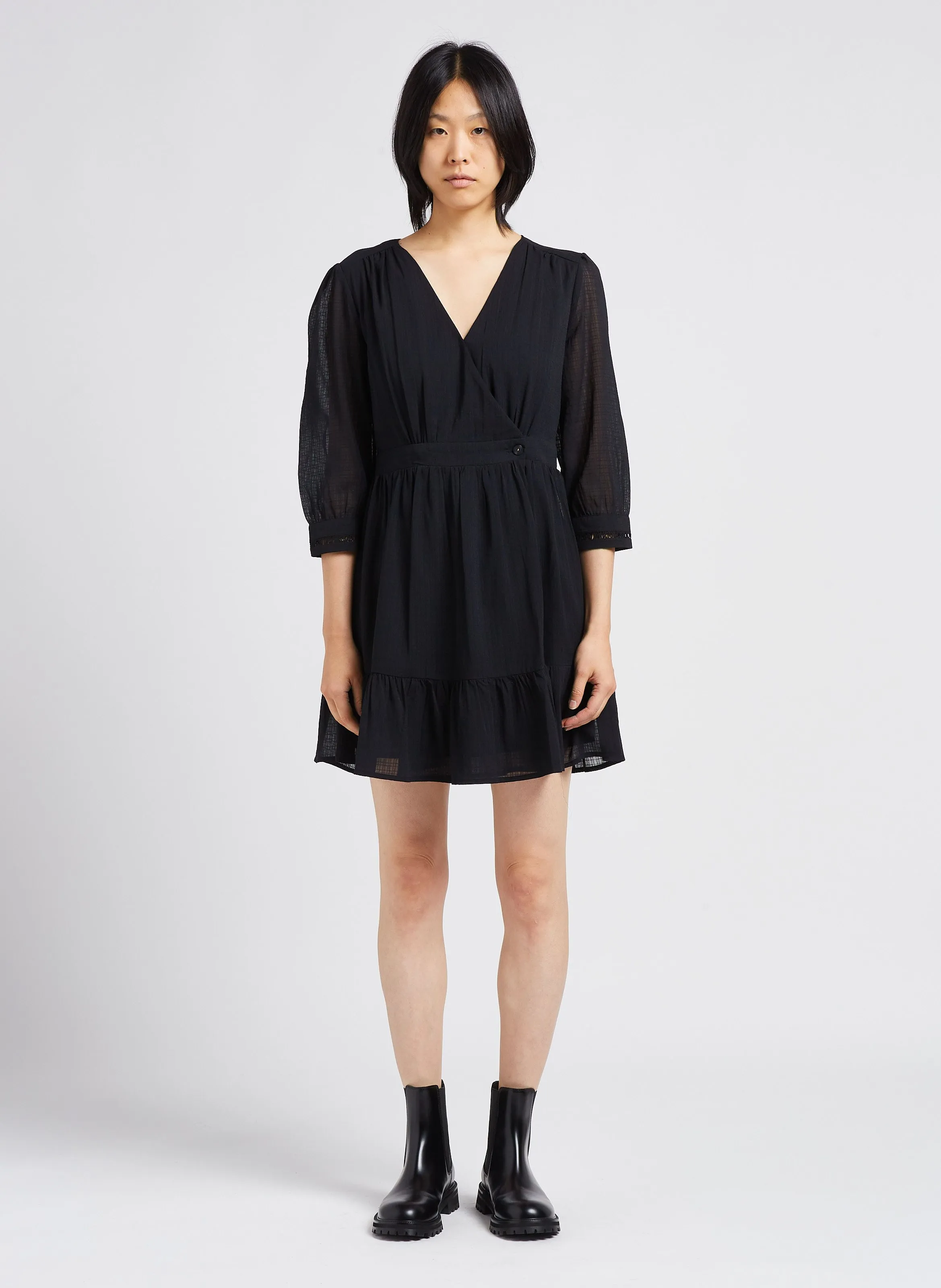 Vestido ajustado con cuello de pico en negro
