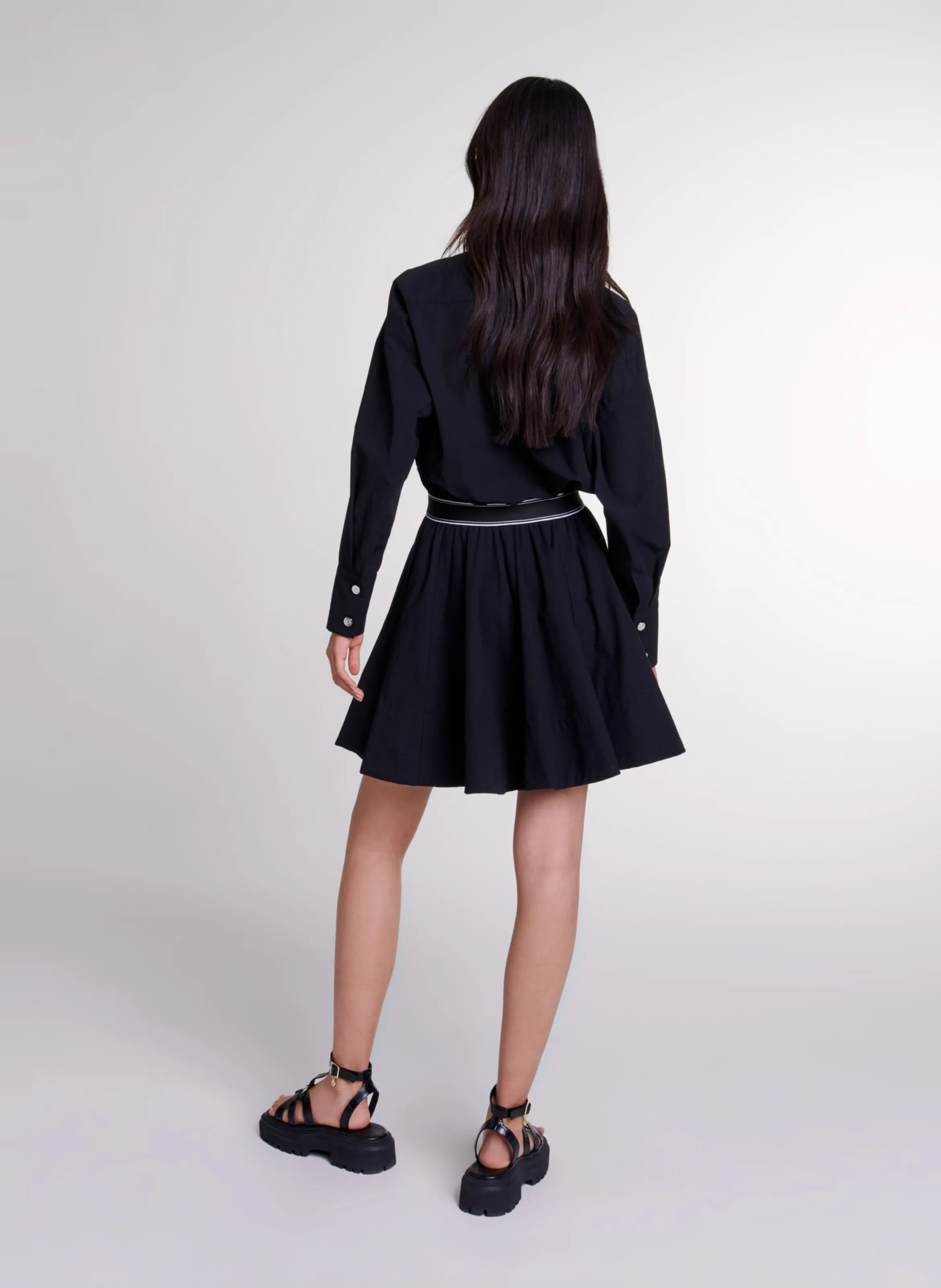 Vestido camisero corto acampanado de algodón mezclado en negro