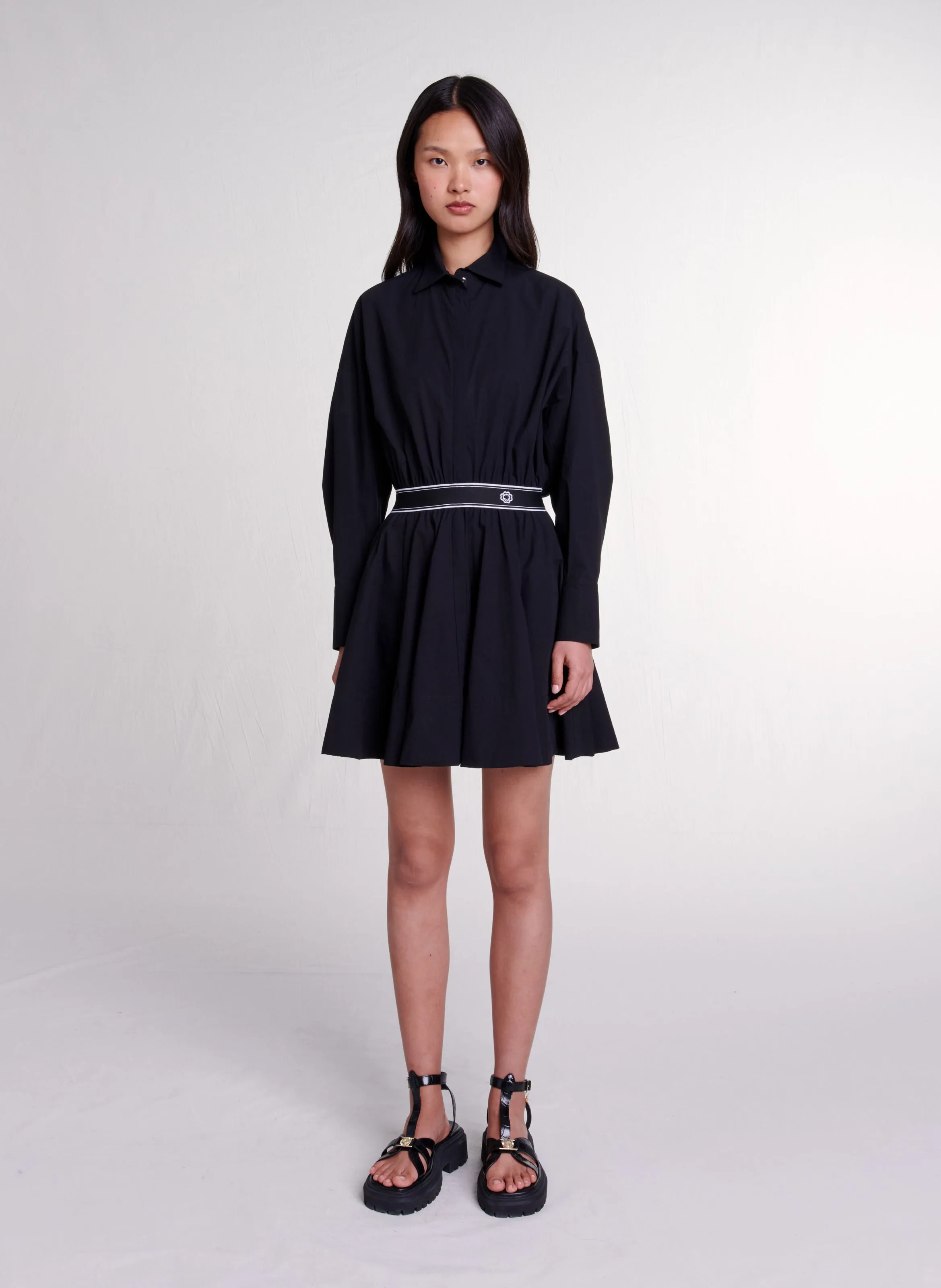 Vestido camisero corto acampanado de algodón mezclado en negro