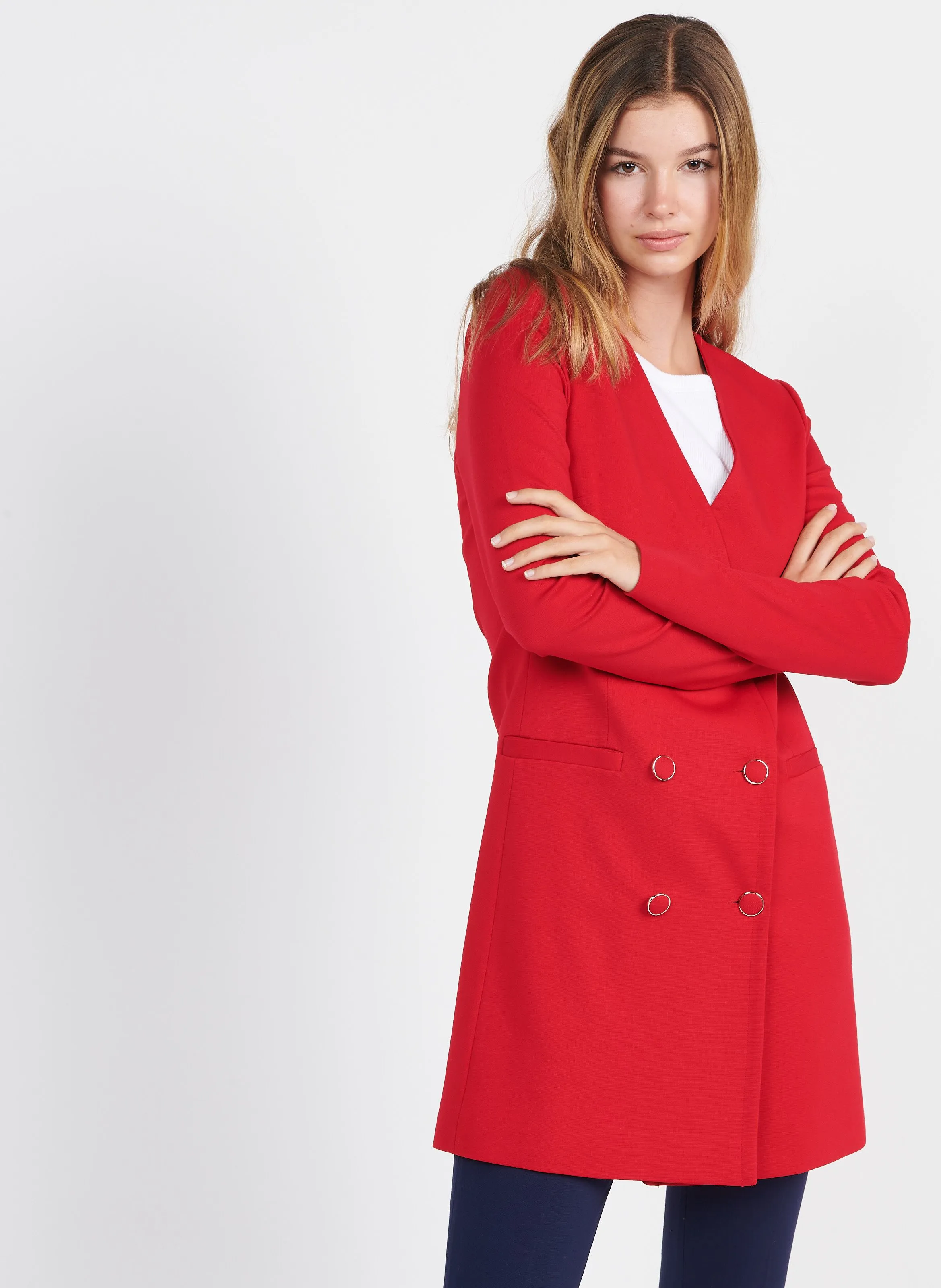 Vestido corto con botonadura cruzada en rojo