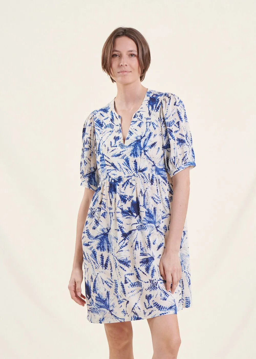 Vestido corto con cuello de pico en azul