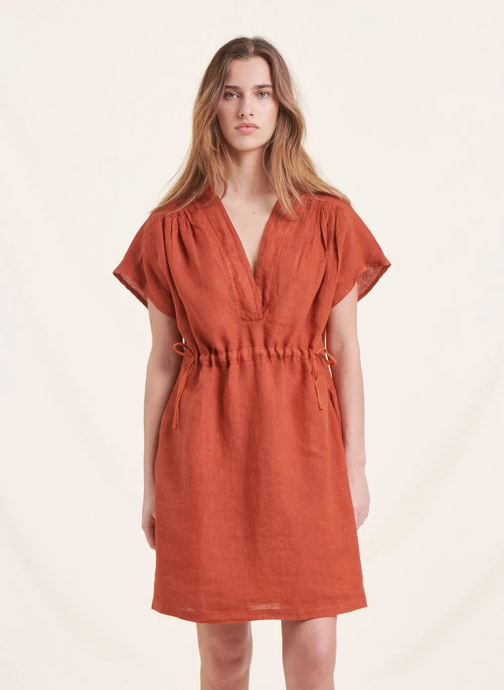 Vestido corto de lino en marron