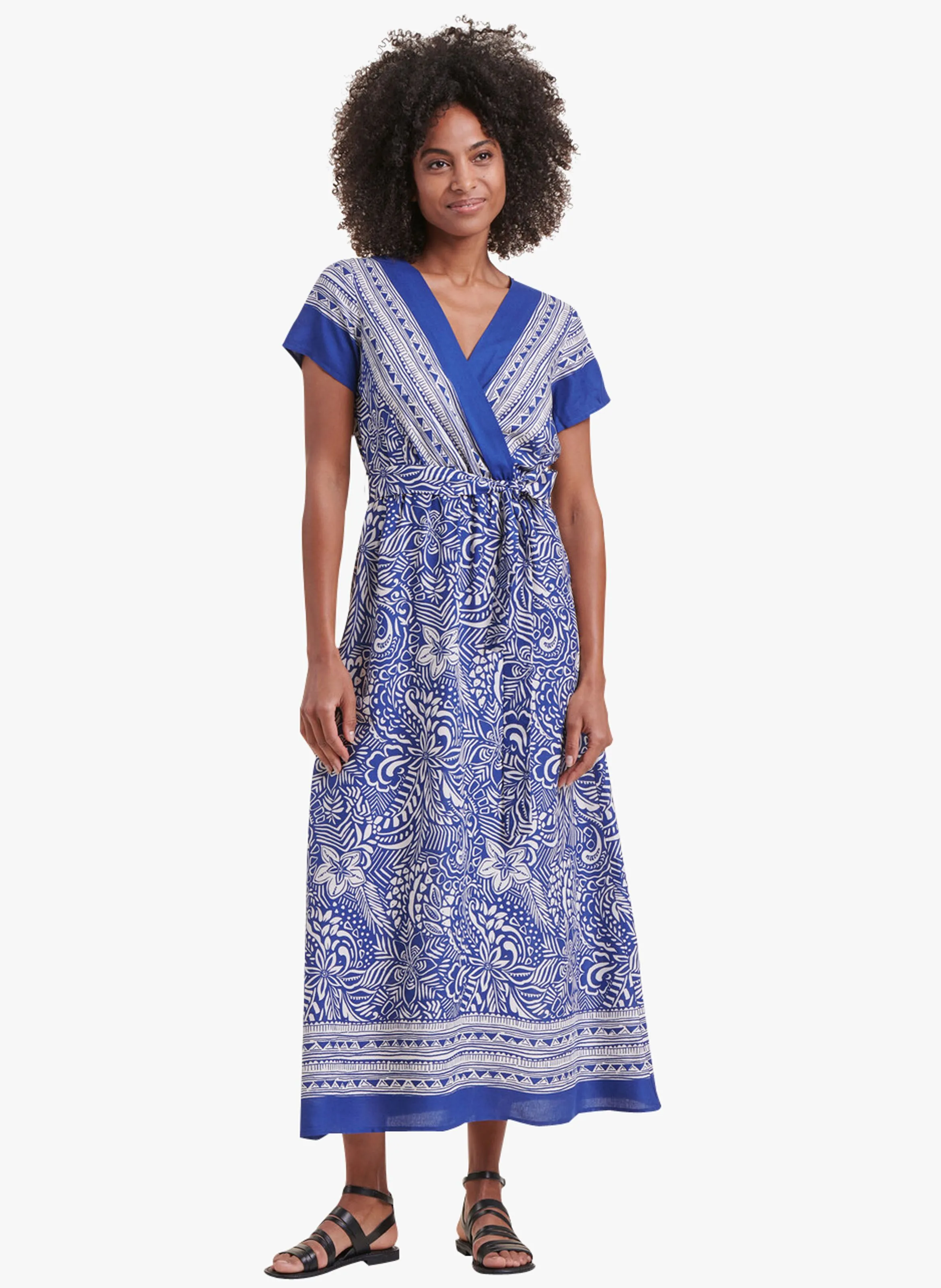 Vestido largo con cuello cruzado y estampado de flores en azul
