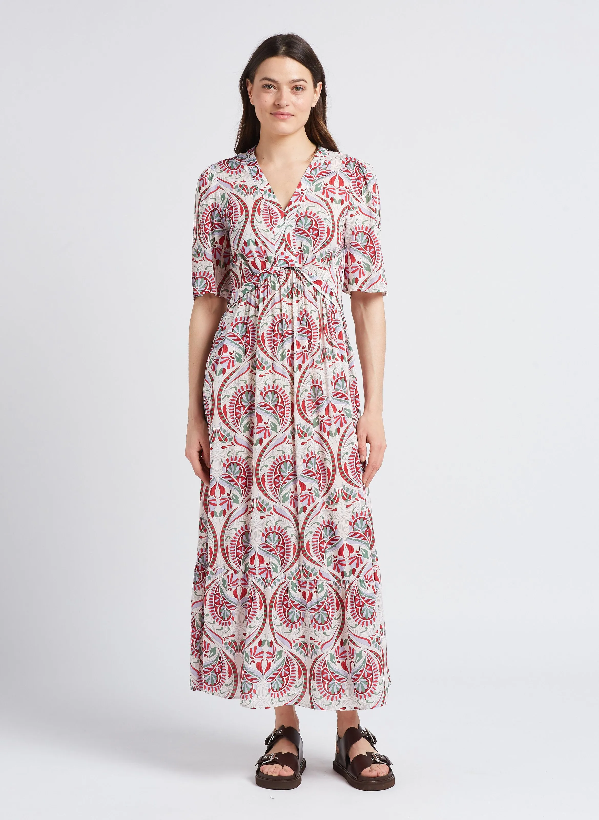 Vestido largo estampado con cuello de pico en rojo